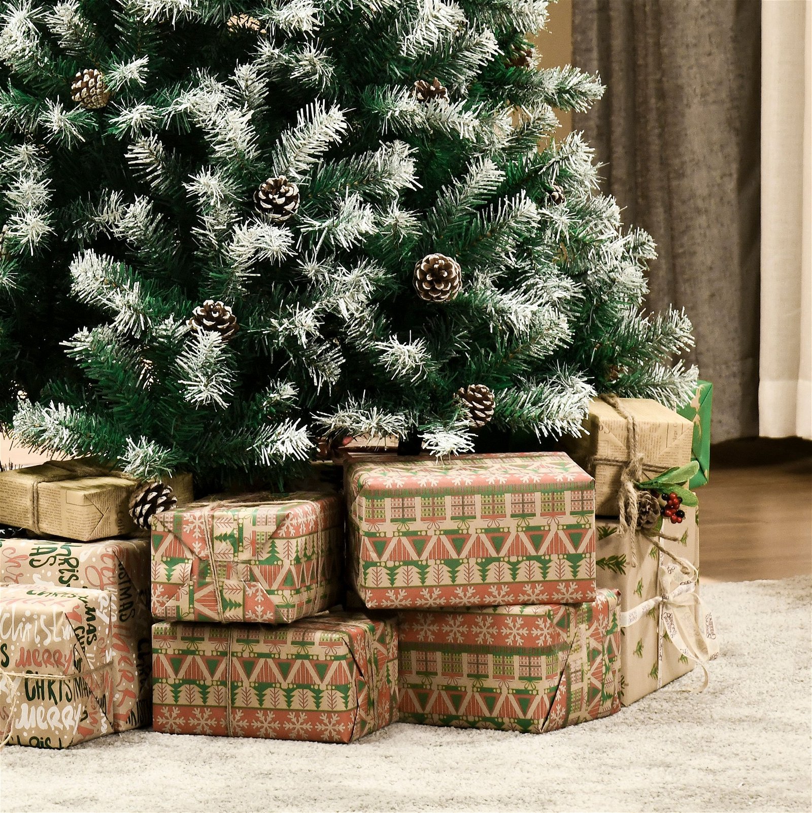Árvore de Natal Artificial 180cm com 800 Ramos e 61 Pinhas, Folhas de PVC  com Efeito de Neve, Base Dobrável e Suporte Metálico para Interiores Verde  | O Meu Jardim