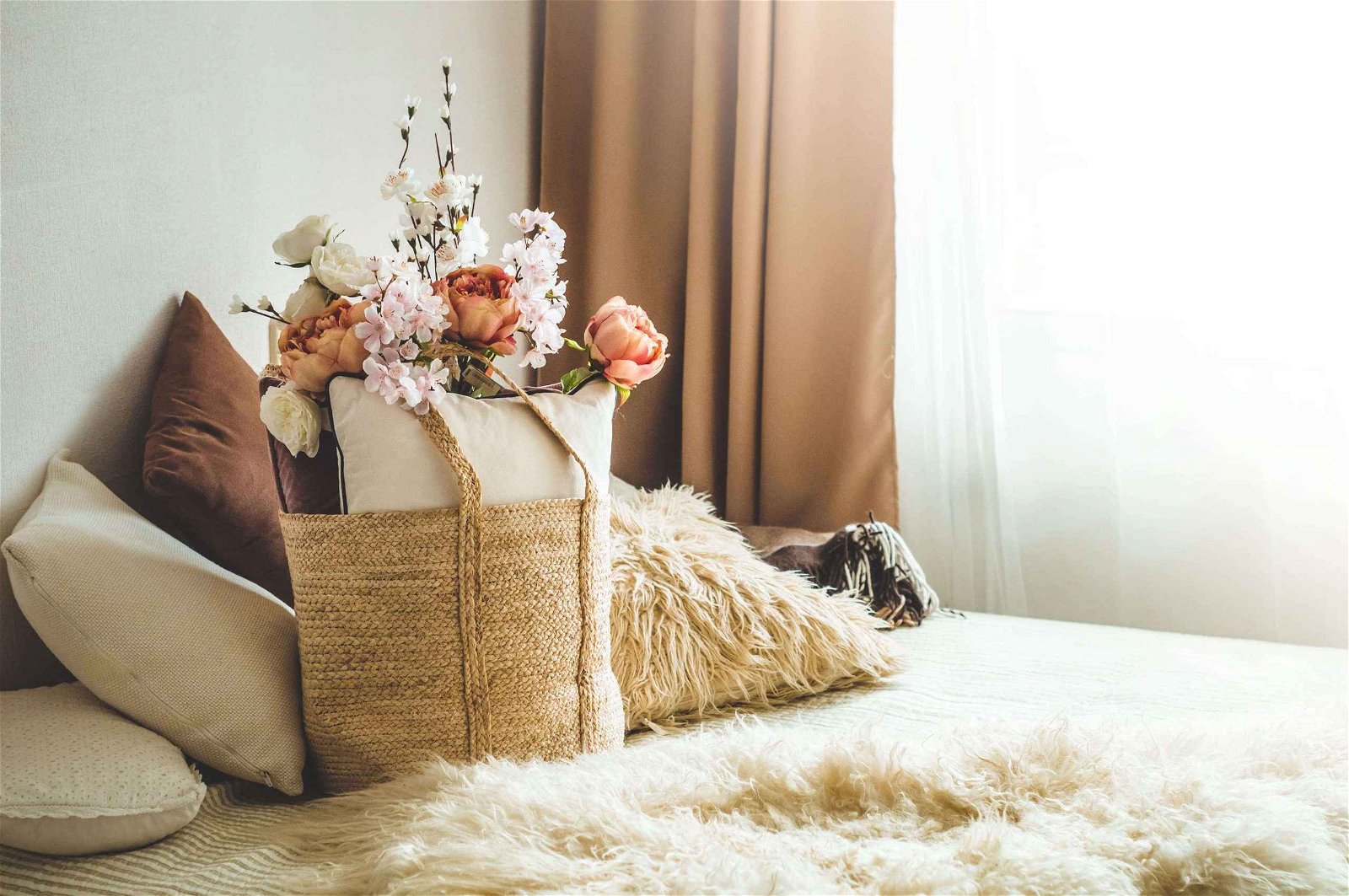 cama com almofadas decorativas